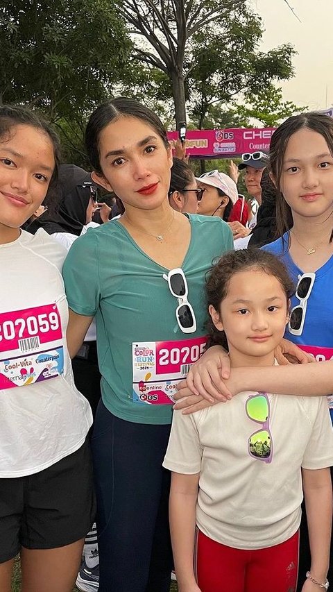 Cool! Ussy Sulistiawaty's children participated in the running event until the finish.