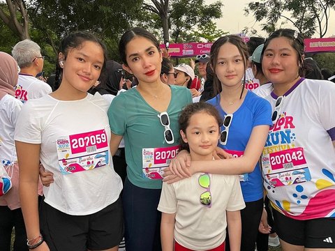 Awesome! Ussy Sulistiawaty's Children Participate in a Running Event Until the Finish Line