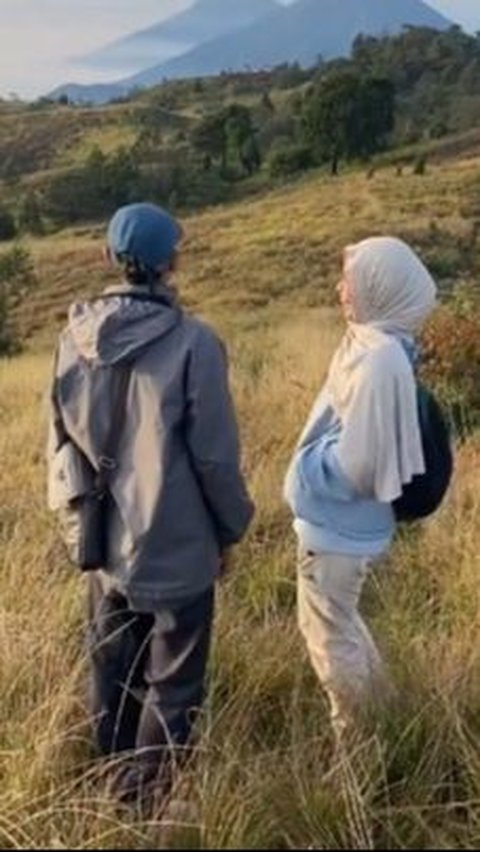 Sukses Buat Iri, Perempuan Ini Naik Gunung DItemani Ayahnya yang Berusia 65 Tahun