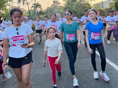 Awesome! Ussy Sulistiawaty's Children Participate in a Running Event Until the Finish Line