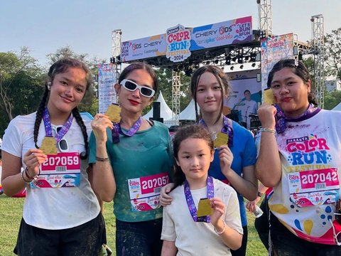 Awesome! Ussy Sulistiawaty's Children Participate in a Running Event Until the Finish Line