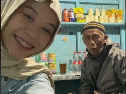 Sukses Buat Iri, Perempuan Ini Naik Gunung Ditemani Ayahnya yang Berusia 65 Tahun