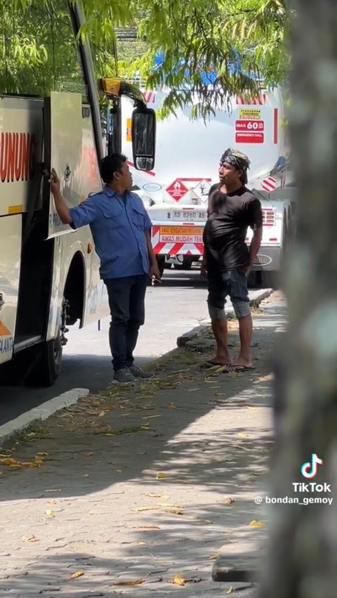 Buat Eksperimen Sosial, Aksi Sopir Bus Bantu Orang yang Kesusahan Ini Tuai Pujian<br>