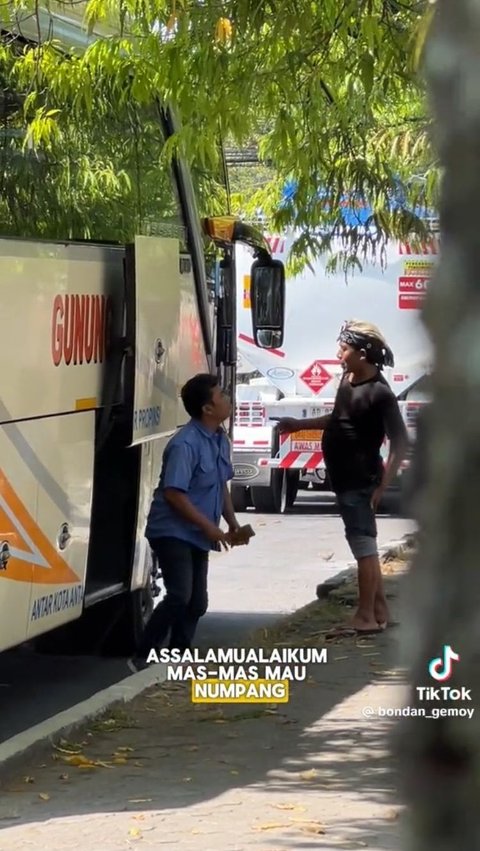 Buat Eksperimen Sosial, Aksi Sopir Bus Bantu Orang yang Kesusahan Ini Tuai Pujian