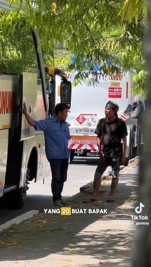 Buat Eksperimen Sosial, Aksi Sopir Bus Bantu Orang yang Kesusahan Ini Tuai Pujian