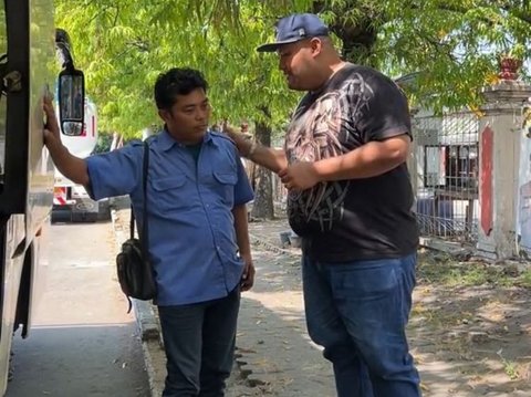 Buat Eksperimen Sosial, Aksi Sopir Bus Bantu Orang yang Kesusahan Ini Tuai Pujian