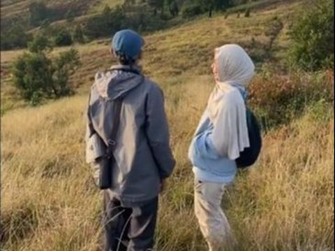 Sukses Buat Iri, Perempuan Ini Naik Gunung Ditemani Ayahnya yang Berusia 65 Tahun