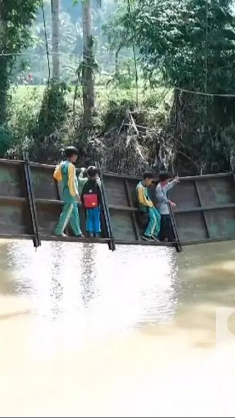 Viral Portrait of Students in Sukabumi Challenging Death Hanging on a Tilted Bridge for School.