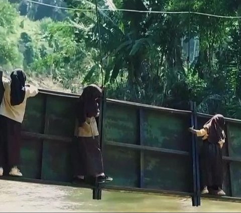 Viral Photos of Students in Sukabumi Challenging Death by Hanging on a Sloping Bridge for School