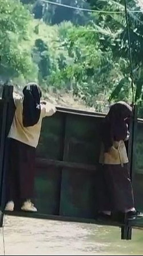 Viral Photos of Students in Sukabumi Challenging Death by Hanging on a Sloping Bridge for School