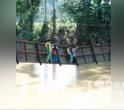 Viral Photos of Students in Sukabumi Challenging Death by Hanging on a Sloping Bridge for School