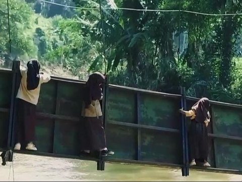 Viral Photos of Students in Sukabumi Challenging Death by Hanging on a Sloping Bridge for School