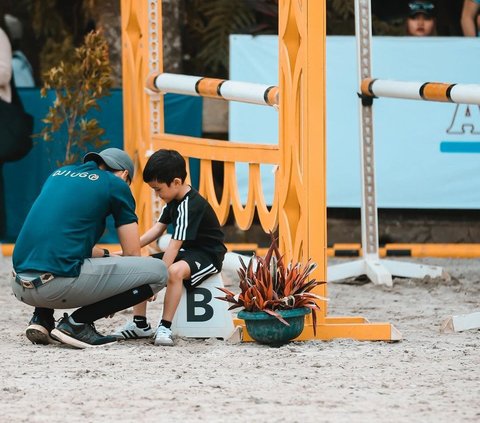 Portrait of Nabila Syakieb Taking Her Child to the Horse Racing Arena, Distracted by Its Expensive Aura