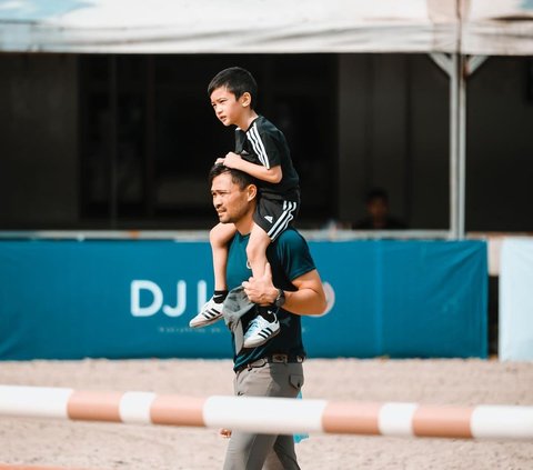 Portrait of Nabila Syakieb Taking Her Child to the Horse Racing Arena, Distracted by Its Expensive Aura