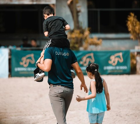 Portrait of Nabila Syakieb Taking Her Child to the Horse Racing Arena, Distracted by Its Expensive Aura