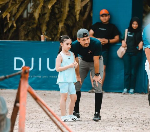 Portrait of Nabila Syakieb Taking Her Child to the Horse Racing Arena, Distracted by Its Expensive Aura