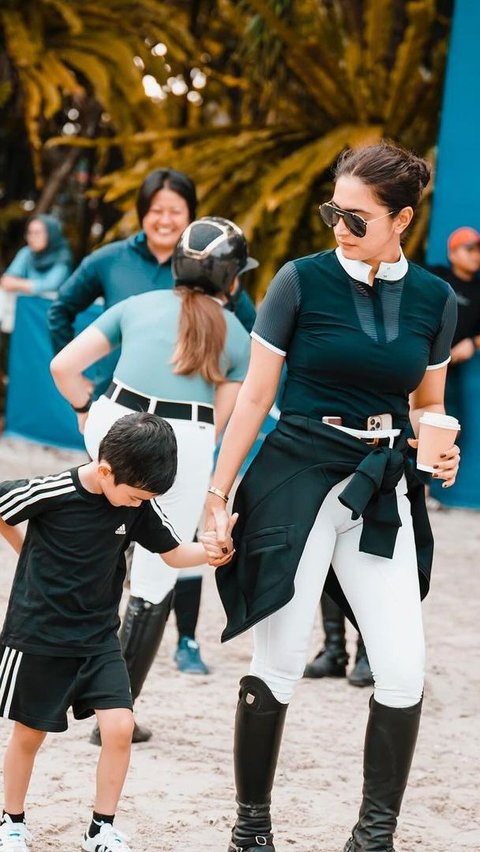 Portrait of Nabila Syakieb Taking Her Child to the Horse Racing Arena, Distracted by Its Expensive Aura