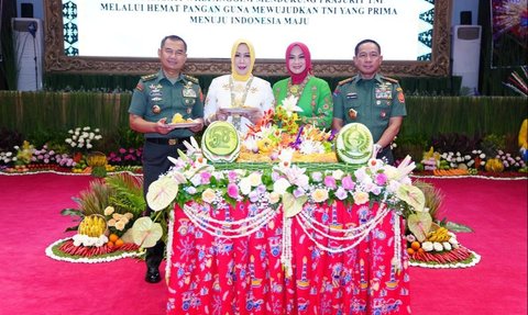 Berhijab Merah, Pesona Istri Panglima TNI di Syukuran Ultah IKKT Curi Perhatian