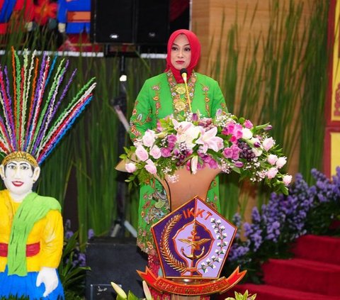 Berhijab Merah, Pesona Istri Panglima TNI di Syukuran Ultah IKKT Curi Perhatian