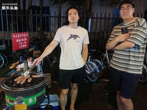 A Group of PhD Students Selling Grilled Sausages on the Side of the Road, There is an Unexpected Reason