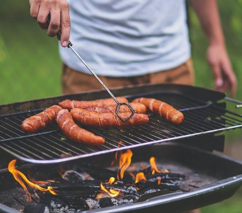 A Group of PhD Students Selling Grilled Sausages on the Side of the Road, There is an Unexpected Reason