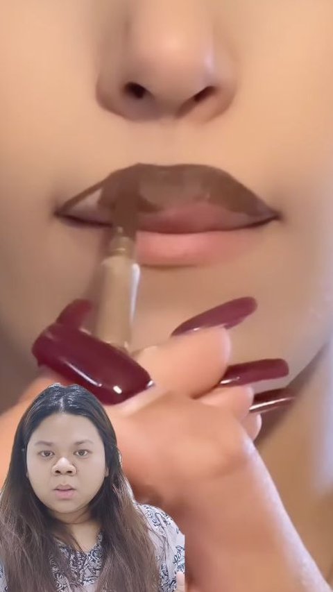 Influencer Mimics Lip Thickening Trick with Lipstick, the Result Makes People Laugh