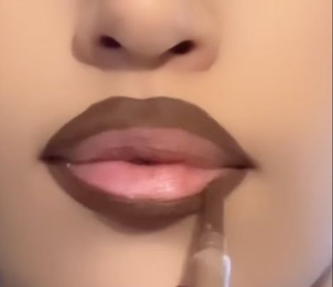 Influencer Mimics Lip Thickening Trick with Lipstick, the Result Makes People Laugh