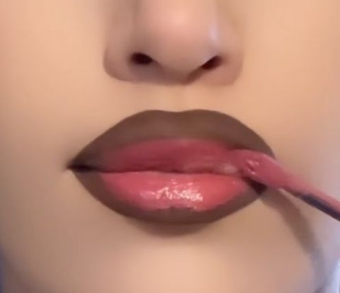 Influencer Mimics Lip Thickening Trick with Lipstick, the Result Makes People Laugh