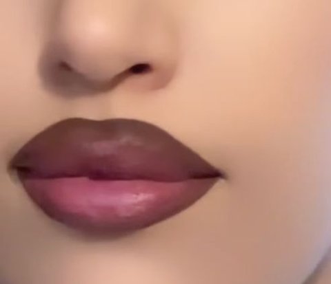 Influencer Mimics Lip Thickening Trick with Lipstick, the Result Makes People Laugh