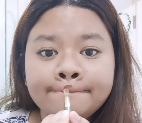 Influencer Mimics Lip Thickening Trick with Lipstick, the Result Makes People Laugh