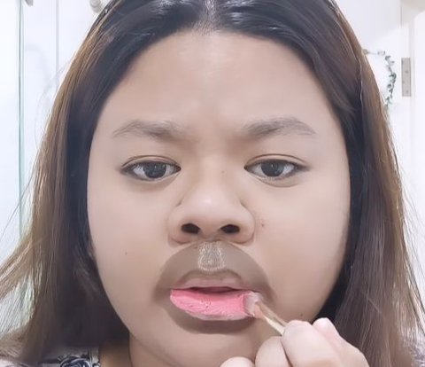 Influencer Mimics Lip Thickening Trick with Lipstick, the Result Makes People Laugh