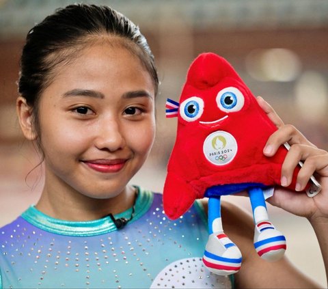 Foto yang diambil pada 16 Mei 2024 memperlihatkan atlet senam artistik Indonesia, Rifda Irfanaluthfi berpose dengan merchandise maskot Olimpiade Paris 2024 di pusat latihan senam di Jakarta. Rifda Irfanaluthfi menjadi atlet senam artistik Indonesia pertama yang lolos Olimpiade Paris 2024. Foto: AFP/Bay Ismoyo