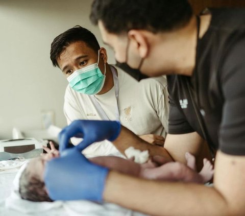 Portrait of Joshua Suherman and Clairine Clay's Emotional Moment as They Welcome Their First Child