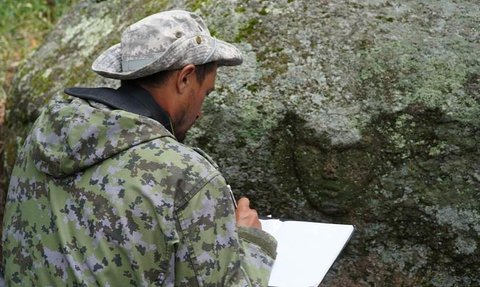 Petugas Damkar Temukan Pahatan Batu Bergambar Wajah Misterius, Arkeolog Duga Berasal dari Zaman Perunggu