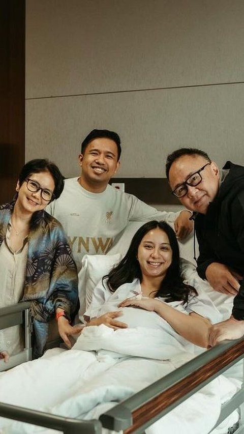 Pasangan yang menikah pada 22 Desember 2021 ini juga mengumumkan nama anak pertamanya.