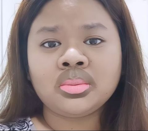 Influencer Mimics Lip Thickening Trick with Lipstick, the Result Makes People Laugh