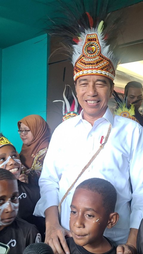 Momen Spesial Jokowi Ditarik 2600 Pelajar, Ikut Menari Tarian Kolosal Papua