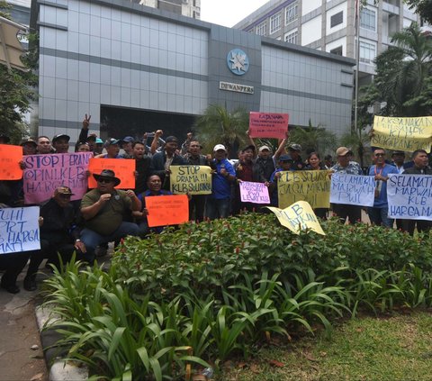 Puluhan anggota Persatuan Wartawan Indonesia (PWI) berunjuk rasa di depan Kantor Dewan Pers, Jakarta, Selasa (23/7/2024). Dalam aksinya, mereka mendesak PWI untuk segera menggelar Kongres Luar Biasa (KLB) untuk mengembalikan marwah organisasi tersebut dari pertikaian yang berkepanjangan. Foto: Merdeka.com/Imam Buhori