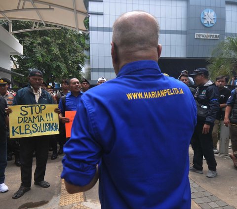 FOTO: Geruduk Kantor Dewan Pers, Puluhan Anggota PWI Desak KLB