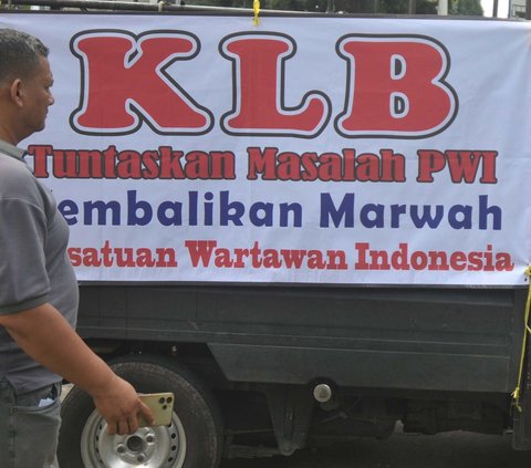 FOTO: Geruduk Kantor Dewan Pers, Puluhan Anggota PWI Desak KLB