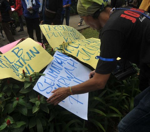 FOTO: Geruduk Kantor Dewan Pers, Puluhan Anggota PWI Desak KLB