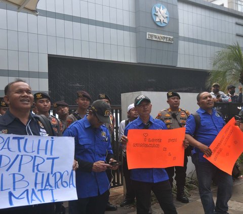 FOTO: Geruduk Kantor Dewan Pers, Puluhan Anggota PWI Desak KLB