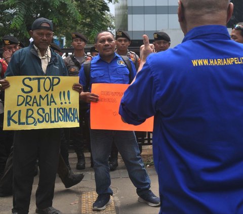 FOTO: Geruduk Kantor Dewan Pers, Puluhan Anggota PWI Desak KLB