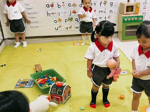 Momen Lucu Ameena Anak Atta Halilintar Bawa Boneka saat Berangkat ke Sekolah, Gemesin Banget!