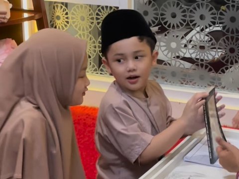 Bikin Ngakak! 8 Potret Lucu Saka Anak Bungsu Ussy Sulistiawaty & Andhika Malah Pamer Otot saat Akan Belajar Ngaji, Gurunya Sampai Tertawa