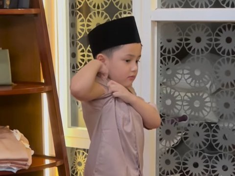 Bikin Ngakak! 8 Potret Lucu Saka Anak Bungsu Ussy Sulistiawaty & Andhika Malah Pamer Otot saat Akan Belajar Ngaji, Gurunya Sampai Tertawa