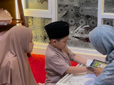 Bikin Ngakak! 8 Potret Lucu Saka Anak Bungsu Ussy Sulistiawaty & Andhika Malah Pamer Otot saat Akan Belajar Ngaji, Gurunya Sampai Tertawa