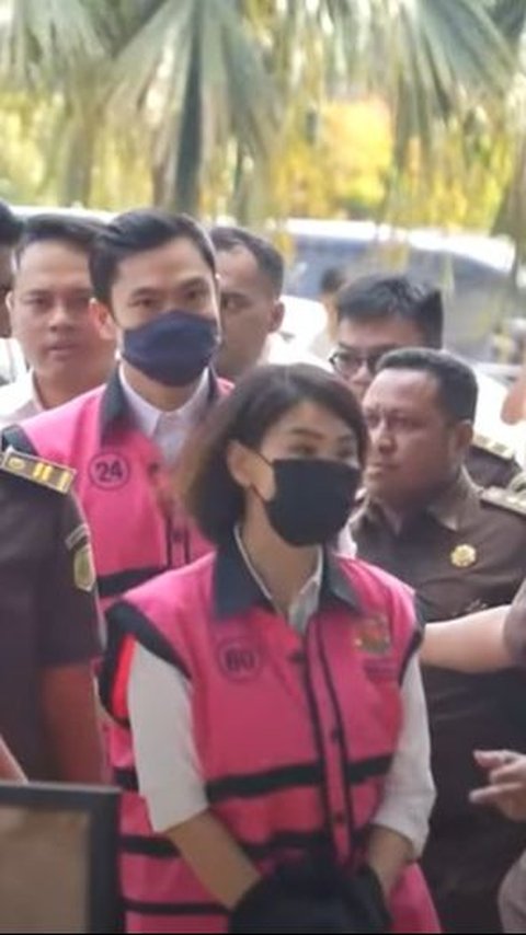 VIDEO Penyerahan (Tahap II) Tersangka HM dan HLN Terkait Korupsi Timah Rp300 Triliun