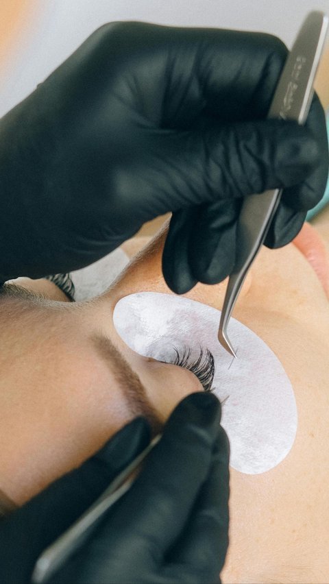 Uncovering the Risks of Eyelash Extension and Trendy Eye Treatments, Be Careful!