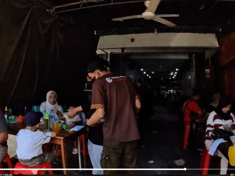 Good Intentions are Immediately Rewarded, Man Invites Unknown Child to Eat and is Given a Free Meal by the Restaurant Owner